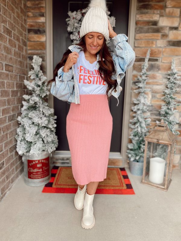 Feeling Festive Graphic Tee - @savvyskirtgirl